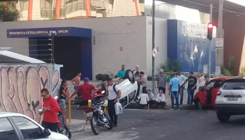Carro capota no Centro de Teresina